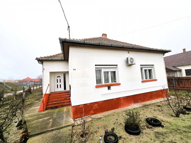 Eladó családi ház, Kömpöcön 32.5 M Ft, 3 szobás