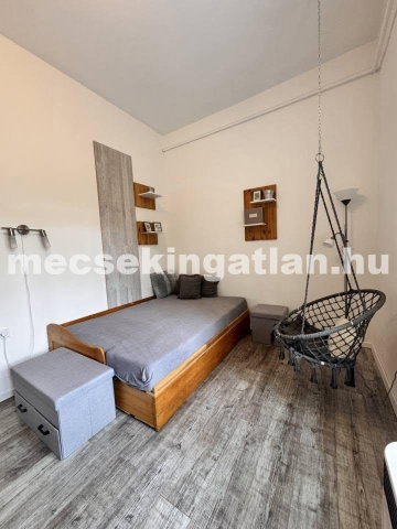 Kiadó téglalakás, albérlet, Pécsett 300 E Ft / hó, 3 szobás