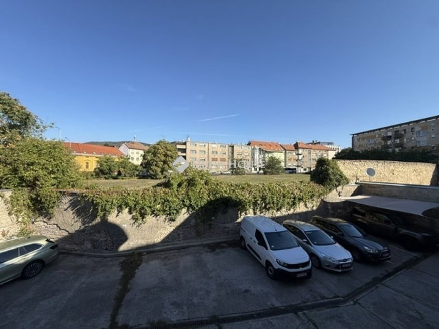 Eladó téglalakás, Pécsett 79 M Ft, 3 szobás