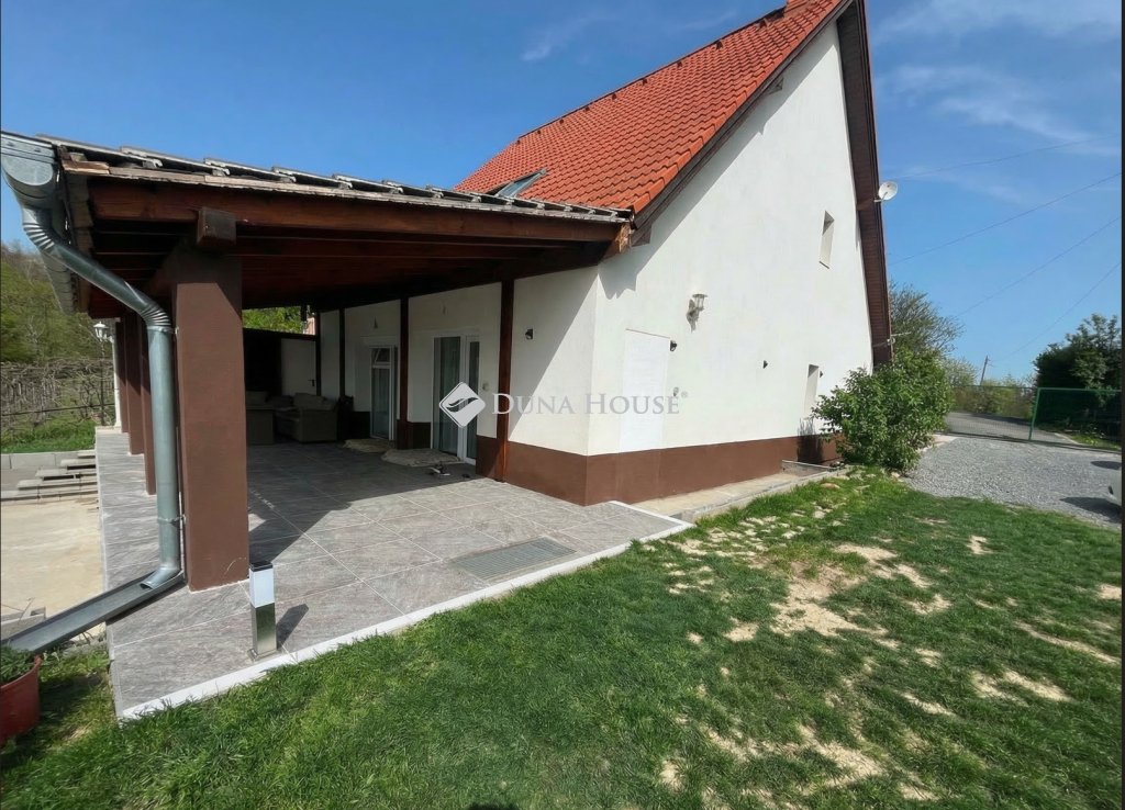 5 bed · 300m² · 89.900.000 ft