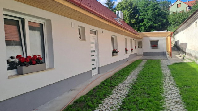 Eladó családi ház, Leányváron 89.8 M Ft, 5+1 szobás