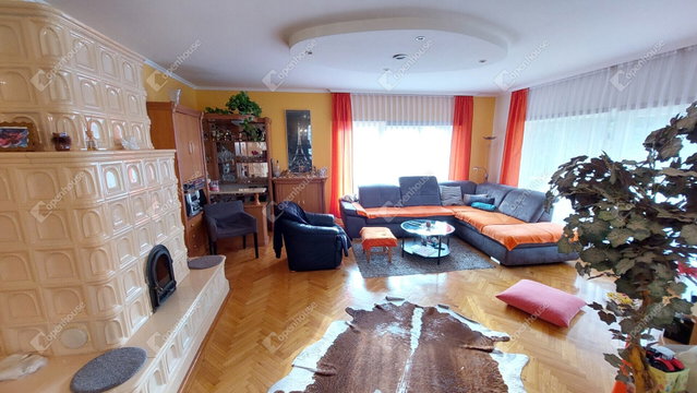 Eladó családi ház, Tatabányán 169.9 M Ft, 7 szobás