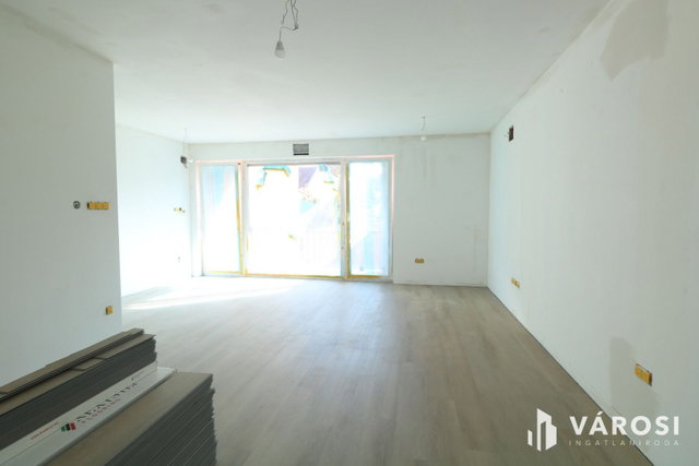 Eladó téglalakás, Szegeden 90 M Ft, 3 szobás