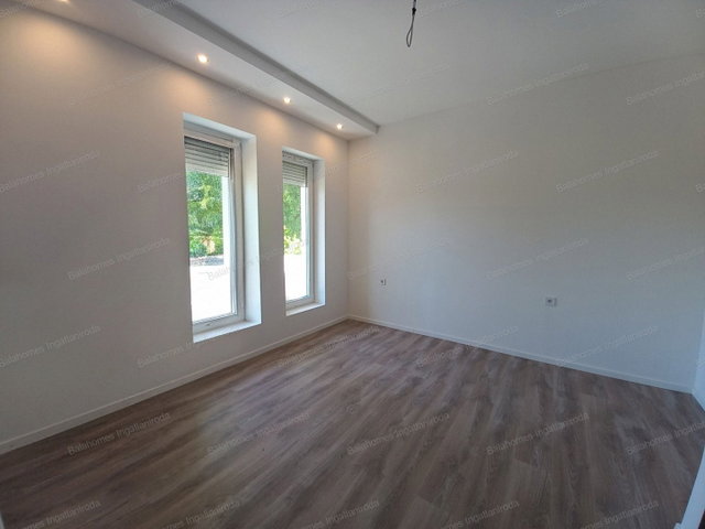 Eladó téglalakás, Siófokon 102 M Ft, 4 szobás