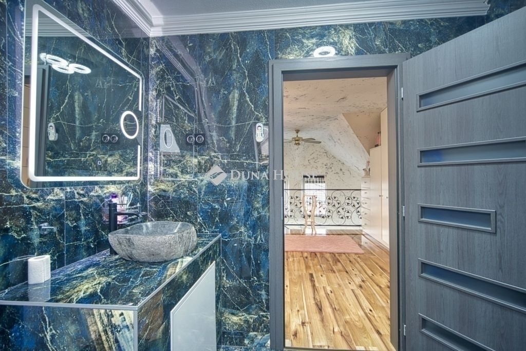 6 bed · 194m² · 179.900.000 ft