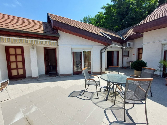 Eladó családi ház, Esztergomban 275 M Ft, 11 szobás
