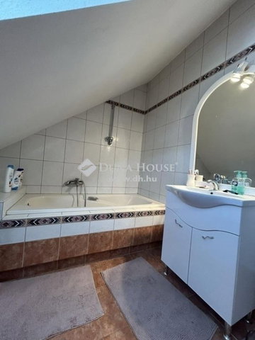 Eladó családi ház, Vecsésen 179.9 M Ft, 2 szobás