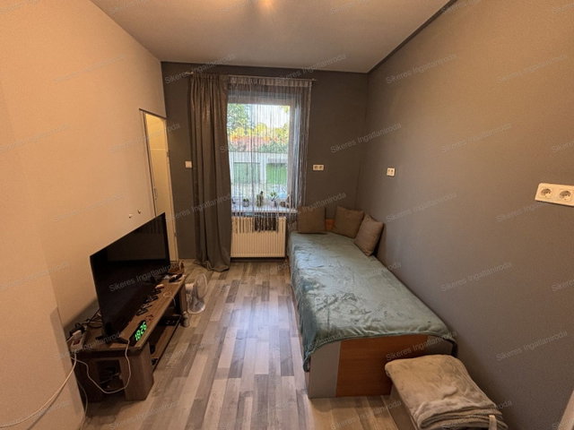 Eladó téglalakás, Oroszlányban 31 M Ft, 2+1 szobás