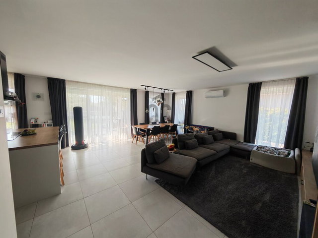 Eladó családi ház, Székesfehérvárott 180 M Ft, 5 szobás