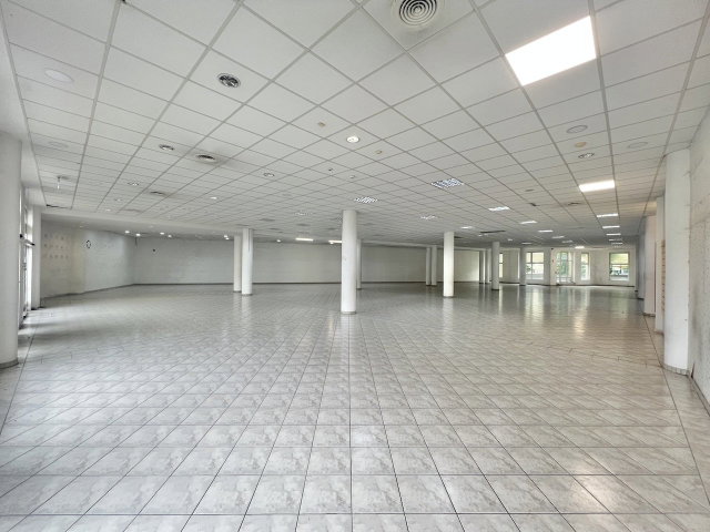 Kiadó üzlethelyiség, Kaposváron, Petőfi téren 4332 E Ft / hó