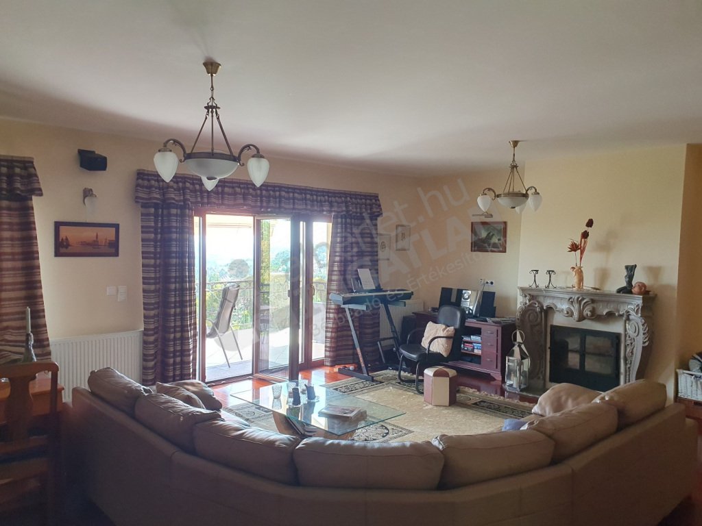 8 bed · 420m² · 2.800.000 ft