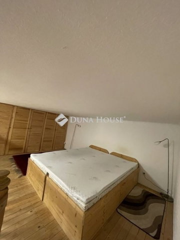 Eladó téglalakás, Budapesten, VI. kerületben 74.5 M Ft, 1 szobás