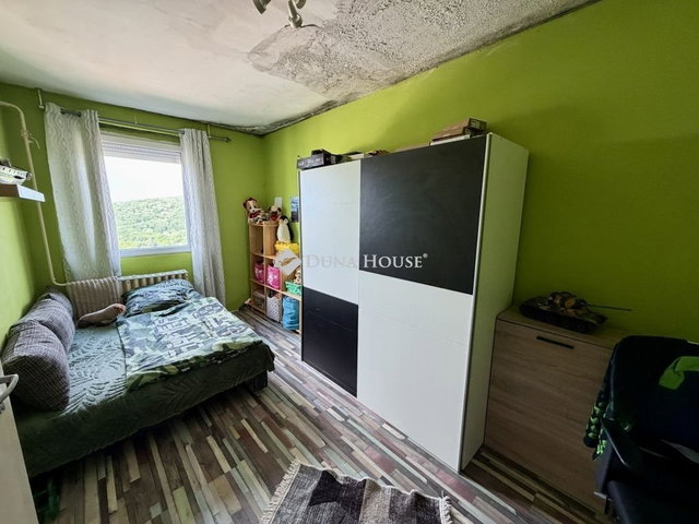 Eladó panellakás, Komlón 29.9 M Ft, 3 szobás