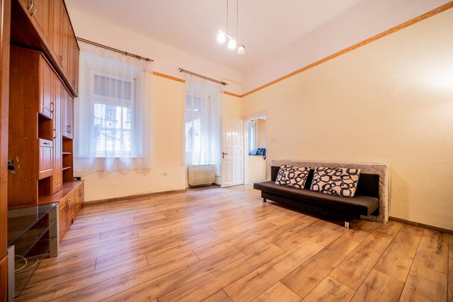 Eladó téglalakás, Budapesten, VI. kerületben 59.8 M Ft, 1 szobás