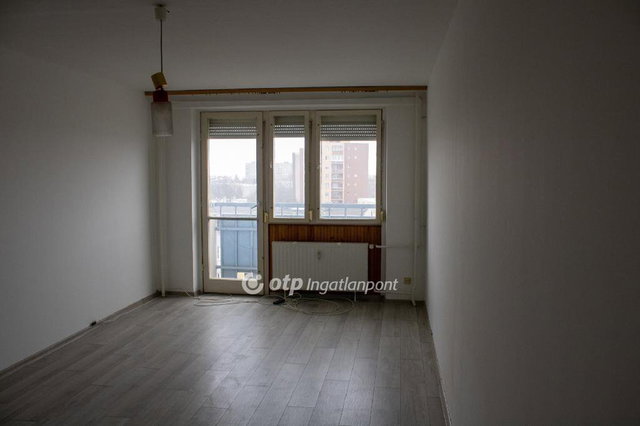 Eladó panellakás, Dunaújvárosban 32.9 M Ft, 2 szobás