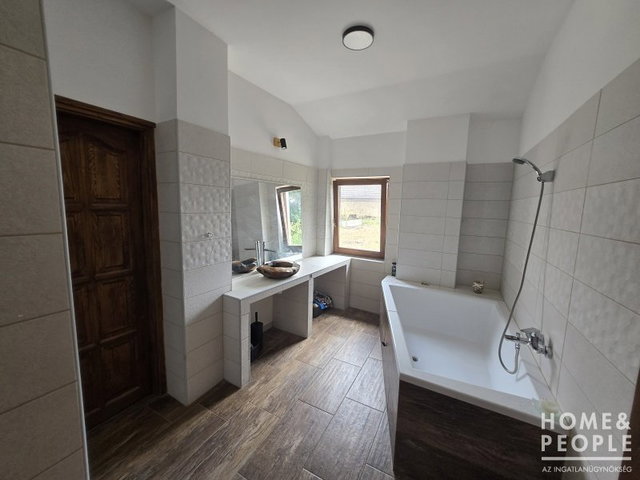 Eladó családi ház, Röszkén 91.99 M Ft, 10+6 szobás