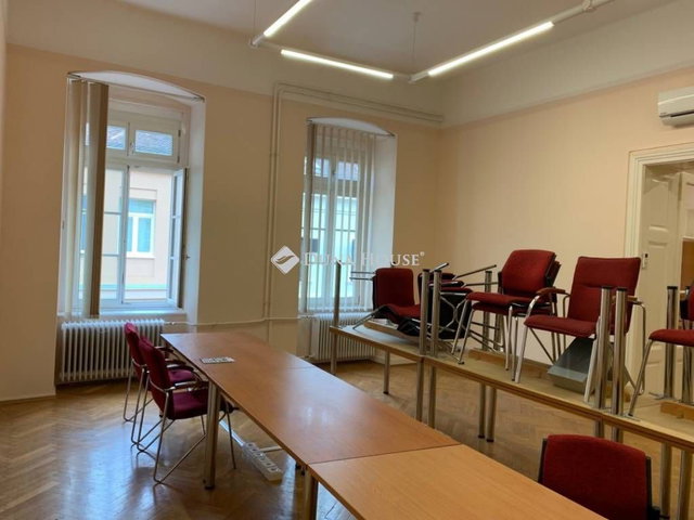 Kiadó iroda, Pécsett, Király utcában 220 E Ft / hó