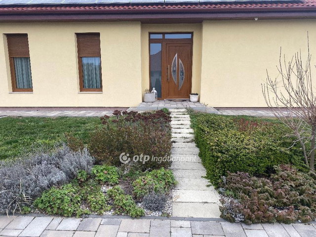 Eladó családi ház, Márkón 145 M Ft, 4 szobás