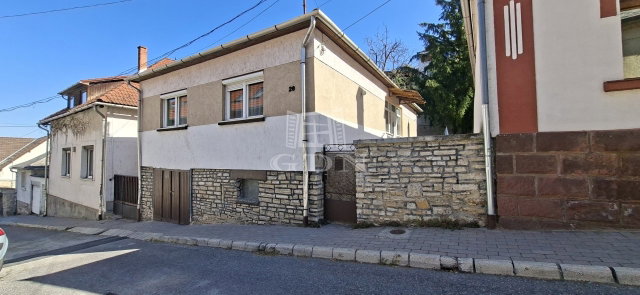 Eladó családi ház, Veszprémben 90 M Ft, 3 szobás