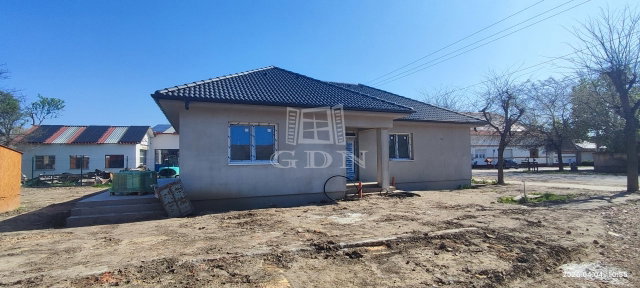Eladó ikerház, Újszentivánon 90 M Ft, 4 szobás
