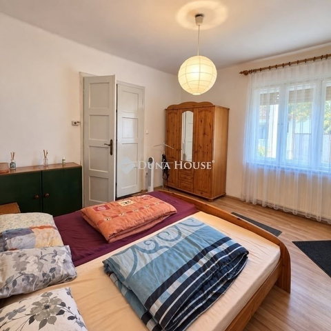 Eladó családi ház, Pécsett 69 M Ft, 5 szobás
