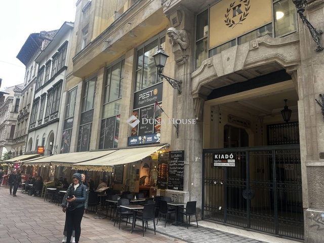 Eladó téglalakás, Budapesten, V. kerületben, Váci utcában