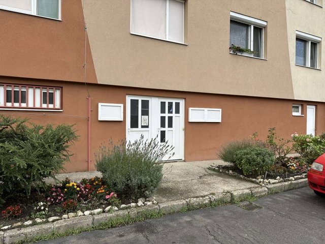Eladó üzlethelyiség, Várpalotán, Bakony utcában 33.9 M Ft