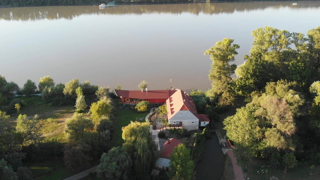 Eladó családi ház, Dunaalmáson 327.6 M Ft, 8 szobás