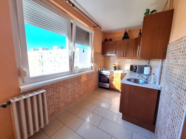 Eladó panellakás, Kecskeméten 41.9 M Ft, 3 szobás