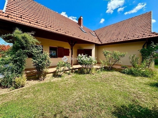 Eladó családi ház, Pécsett 139 M Ft, 6 szobás