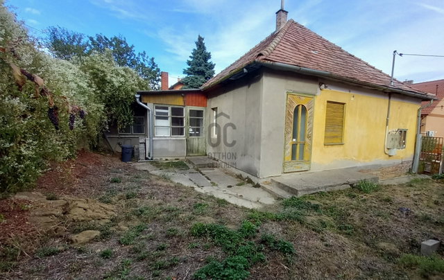 Eladó családi ház, Szekszárdon 33 M Ft, 2 szobás