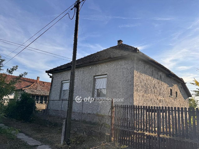 Eladó családi ház, Újszászon 28 M Ft, 3 szobás