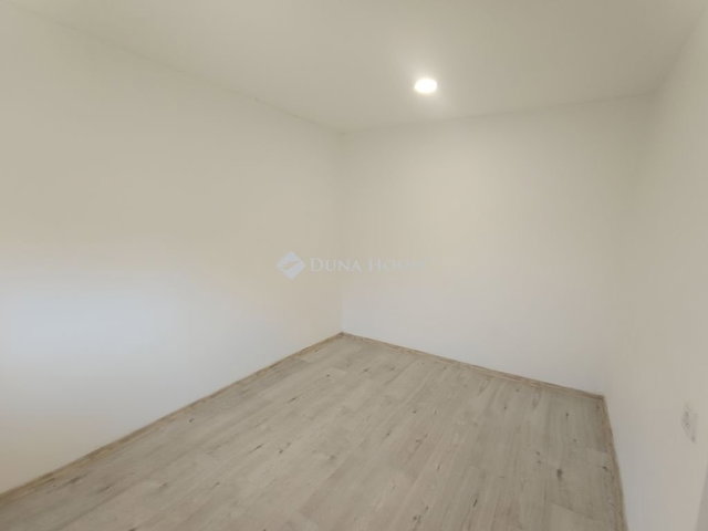 Eladó családi ház, Újszászon 24 M Ft, 4 szobás