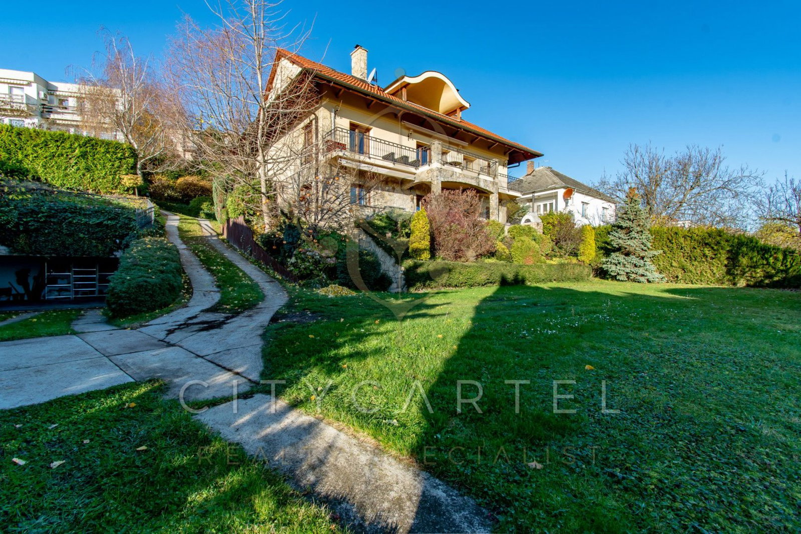 7 bed · 300m² · 2.800.000 ft