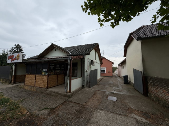 Eladó családi ház, Pécsett, Komlói úton 108 M Ft, 4 szobás