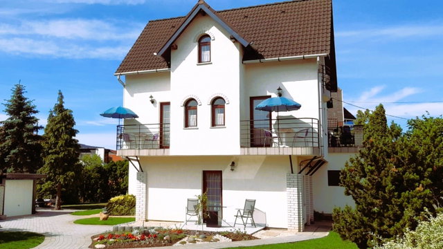 Eladó családi ház, Balatonfüreden 295 M Ft, 14 szobás