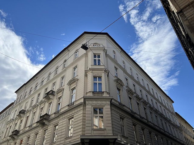 Eladó téglalakás, Budapesten, VI. kerületben, Jókai utcában