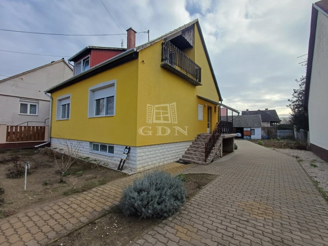 Eladó családi ház, Baján 73 M Ft, 5 szobás