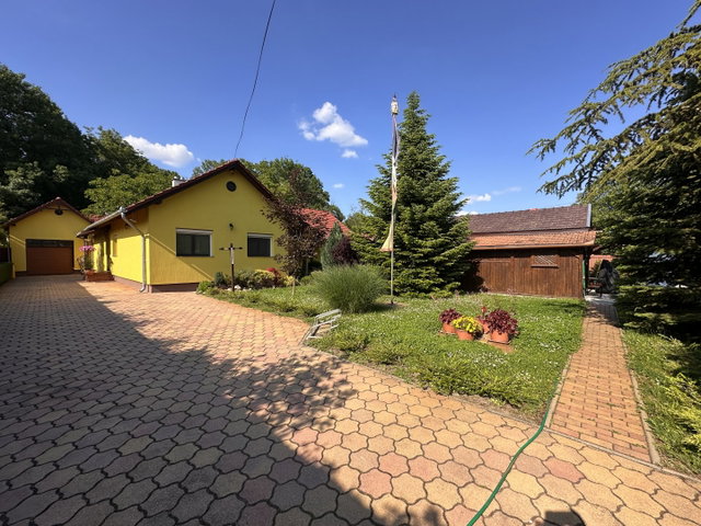Eladó családi ház, Békéscsabán 155 M Ft, 6+3 szobás