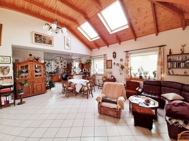 Eladó családi ház, Veresegyházon 135 M Ft, 6 szobás