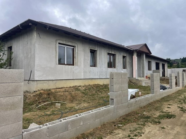 Eladó családi ház, Szadán 265 M Ft, 6 szobás