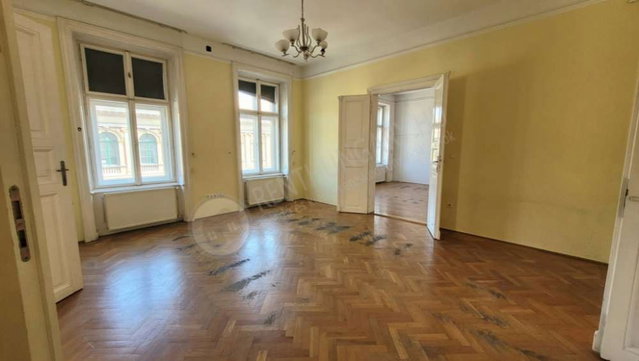 Eladó téglalakás, Budapesten, V. kerületben, Múzeum körúton