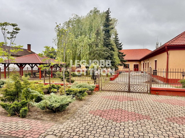 Eladó hotel, Nyársapáton 200 M Ft, 11+1 szobás