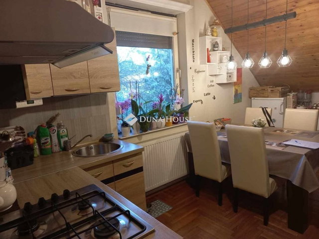 Eladó családi ház, Balatonfenyvesen 96 M Ft, 6 szobás