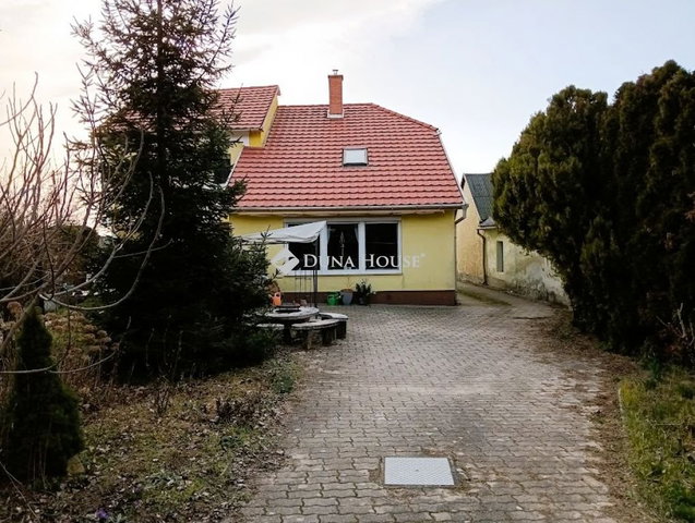 Eladó családi ház, Esztergomban 109 M Ft, 4 szobás