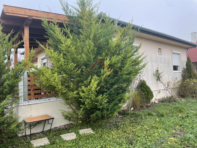 Eladó családi ház, Koroncón 96.9 M Ft, 4 szobás