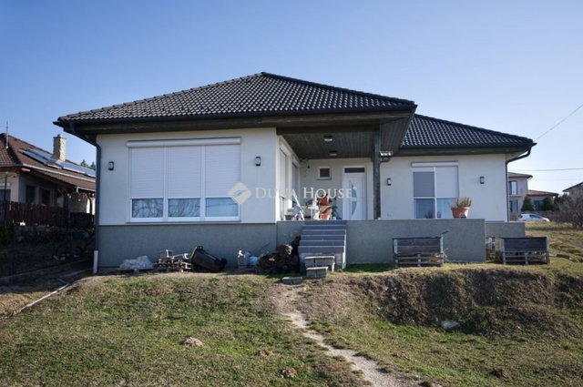 Eladó családi ház, Tinnyén 135.9 M Ft, 4 szobás
