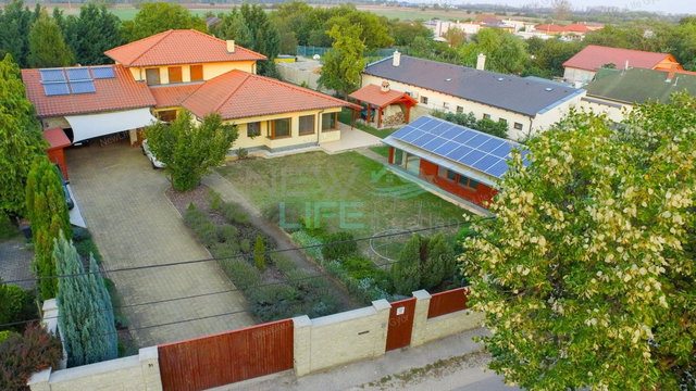 Eladó családi ház, Győrött 299 M Ft, 6 szobás