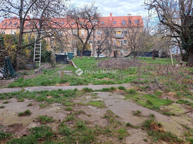 Eladó telek, Veszprémben, József Attila utcában 120 M Ft