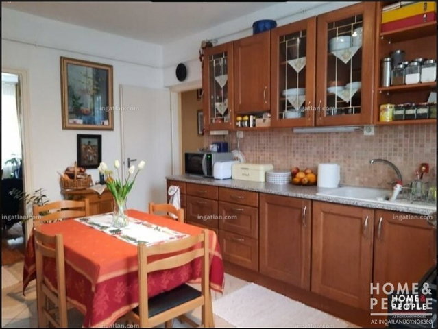 Eladó téglalakás, Szegeden 24.999 M Ft, 3 szobás